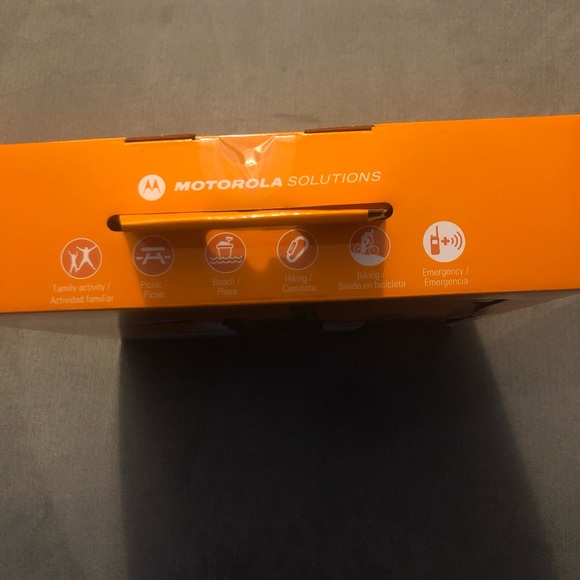 MOTOROLA Talkabout T402 Rechargeable 2-Way Radios BRAND NEW IN BOX (2 pack) - Picture 9 of 14